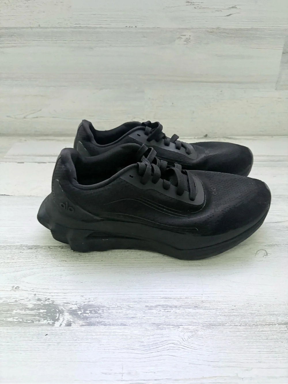 Alo Runner Women’s Yoga Shoes Size 8 Lace Up In Triple Black 70% Recycled Upper
